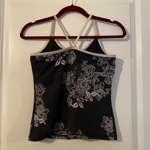 Black and white lululemon tank top - Picture 2 of 4